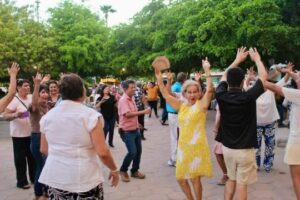 👵🏻👴🏻 ¡QUE SE PREPARE LA PLAZA… PORQUE LOS ABUELITOS ESTÁN DE FIESTA! 🎉❤️